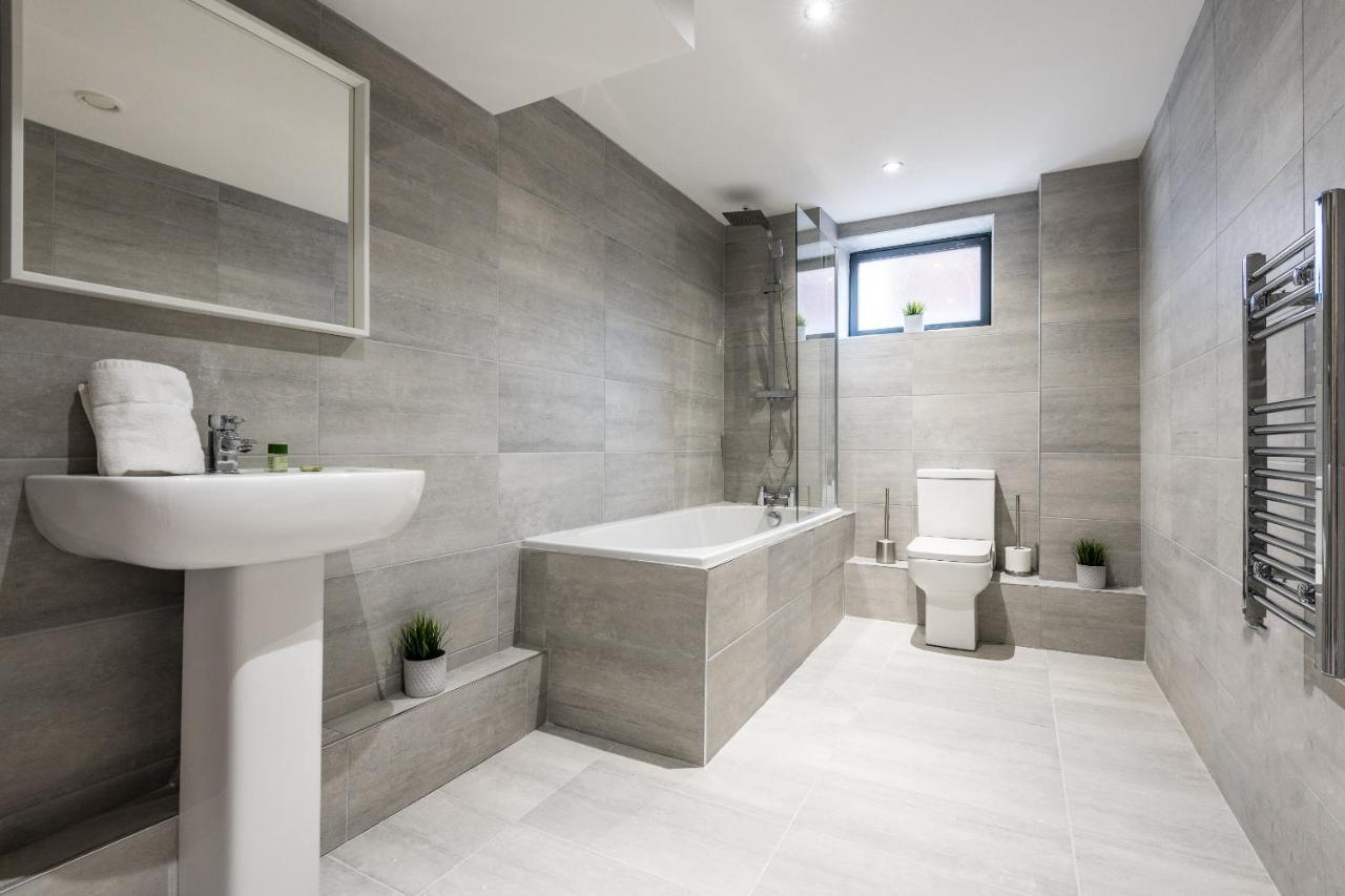Host Apartments - Contemporary 3 Bed Apt With Balcony - Perfect For Long Stays Liverpool Extérieur photo